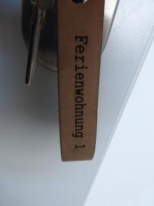 una etiqueta en papel con la palabra redundancia escrita en ella en Ferienbauernhof Brandt, 