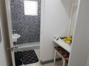Ένα μπάνιο στο JUS4U-Apt-3 The Home Away From Villa