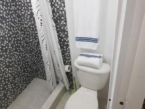 Ένα μπάνιο στο JUS4U-Apt-3 The Home Away From Villa