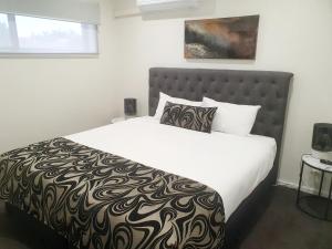 Cama ou camas em um quarto em Addison Motor Inn
