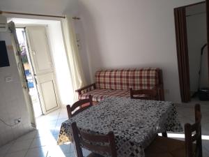 salon ze stołem i kanapą w obiekcie Casa Bona Furtuna w Katanii