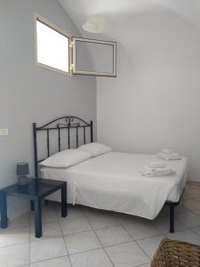 - une chambre avec un lit, une table et une fenêtre dans l'établissement Casa Bona Furtuna, à Catane
