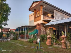 una casa con dos bocas de incendios frente a ella en Ban Maitree, en Chiang Mai