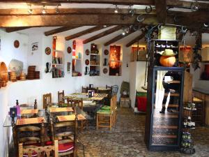 En restaurant eller et andet spisested på Rustic Cave House in Alcudia de Guadix with Pool