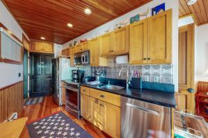A kitchen or kitchenette at Commercial Street Retreat