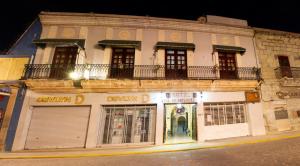 un bâtiment situé sur le côté d'une rue la nuit dans l'établissement Hotel Nueva Antequera, à Oaxaca