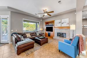 uma sala de estar com um sofá e uma lareira em Rancho Santana Estate em La Quinta