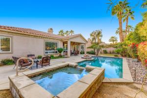 um quintal com uma piscina e uma casa em Rancho Santana Estate em La Quinta