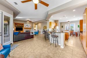 uma sala de estar e cozinha com uma ventoinha de tecto em Rancho Santana Estate em La Quinta