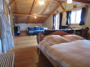 Ένα ή περισσότερα κρεβάτια σε δωμάτιο στο Alpenglow Bed and Breakfast