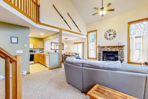 a living room with a couch and a fireplace at Casa Lontano in Tannersville