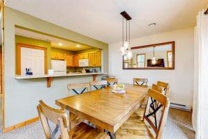 een keuken en eetkamer met een houten tafel en stoelen bij Casa Lontano in Tannersville