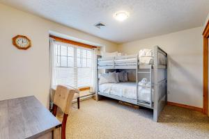 Schlafzimmer mit einem Bett, einem Schreibtisch und einem Fenster in der Unterkunft Casa Lontano in Tannersville