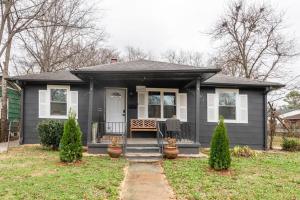 uma casa cinzenta com um alpendre e uma porta em Mystic Island #1 em Birmingham