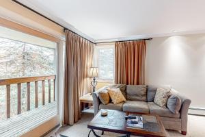 - un salon avec un canapé et une grande fenêtre dans l'établissement Vermont's Finest - Brookhaven F4, à Ludlow