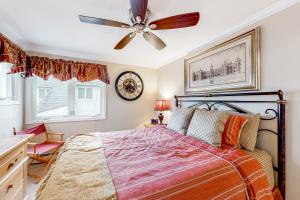 - une chambre avec un lit et un ventilateur de plafond dans l'établissement Vermont's Finest - Brookhaven F4, à Ludlow
