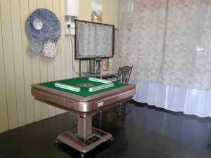 - une table de poker dans une pièce avec un miroir dans l'établissement 大街小巷民宿 Pulau Ketam Street Homestay, à Bagan Teochew