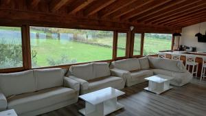 una sala de estar con sofás y mesas en una casa en Casa Rural Ropino en El Raso