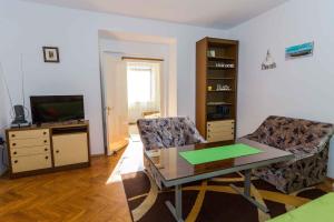 salon ze stołem i dwoma krzesłami w obiekcie Apartment in Malinska - Insel Krk 43310 w mieście Malinska