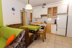 małą kuchnię ze stołem i jadalnią w obiekcie Apartment in Malinska - Insel Krk 43310 w mieście Malinska