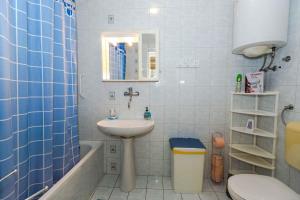 łazienka z umywalką, toaletą i wanną w obiekcie Apartment in Malinska - Insel Krk 43310 w mieście Malinska +13 zdjęć