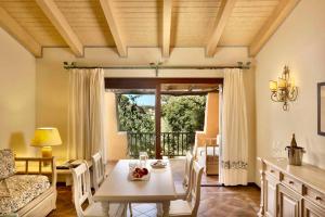 ein Wohnzimmer mit einem Tisch und einem Sofa in der Unterkunft Apartment in Liscia di Vacca - Sardinien 43449 in Liscia di Vacca