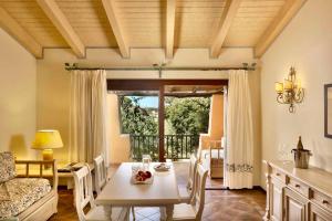 A seating area at Apartment in Liscia di Vacca - Sardinien 43449