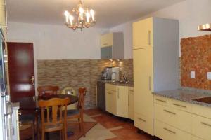 Kuchyňa alebo kuchynka v ubytovaní Holiday home in Sukosan - Zadar Riviera 43388