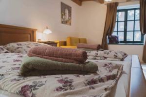 una pila de toallas sentadas encima de una cama en Holiday home in Nagyvazsony - Balaton 43410, en Nagyvázsony