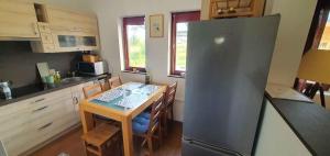 Kuchyňa alebo kuchynka v ubytovaní Holiday home in Balatonkeresztur 43400