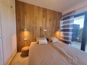 ein Schlafzimmer mit einem großen Bett und einem Fenster in der Unterkunft Apartment in Milcetici - Insel Krk 43321 in Sveti Anton