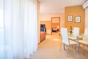 jadalnia ze stołem i białymi krzesłami w obiekcie Apartment in Malinska - Insel Krk 43327 w mieście Malinska