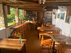 un restaurante con mesas de madera y gente sentada en mesas en Blue Raven Resort, en Anda