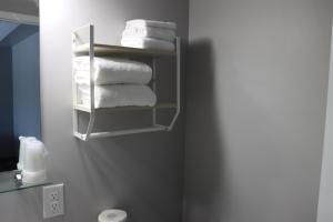 un bagno con portasciugamani con asciugamani di Timberland Inn & Restaurant a Swan River Altre 19 foto