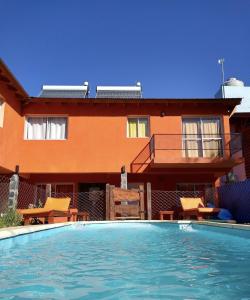 una gran piscina frente a un edificio en Posada The Gringos en Villa Yacanto