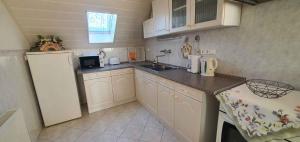 Kuchyň nebo kuchyňský kout v ubytování Apartment in Balatonszabadi 43404
