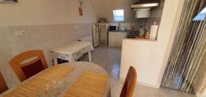 Kuchyň nebo kuchyňský kout v ubytování Apartment in Balatonszabadi 43404