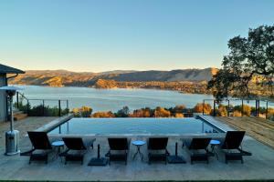 Gallery image of Vineyard Setting With 180 Panoramic Lake Views in Lower Lake