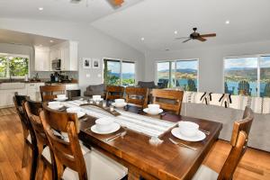 uma cozinha e sala de jantar com uma mesa de madeira e cadeiras em Jago Bay Vines and Views em Lower Lake