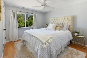 Postel nebo postele na pokoji v ubytování Vineyard Setting With 180 Panoramic Lake Views + 22 fotografií