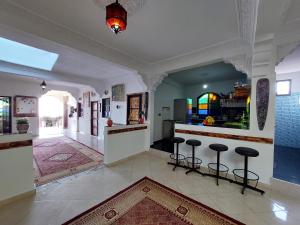 duża kuchnia z barowymi stołkami w pokoju w obiekcie Orca Surf House w mieście Taghazout