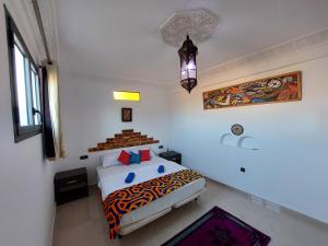 sypialnia z łóżkiem typu king-size w pokoju w obiekcie Orca Surf House w mieście Taghazout