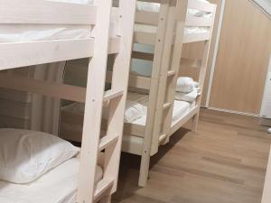 Posteľ alebo postele v izbe v ubytovaní Appartement 12 pers. neuf, centre-ville avec 5 chambres et local à ski - FR-1-234-289