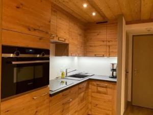 Kuchyň nebo kuchyňský kout v ubytování Appartement pour 4, en plein centre des Belleville, proche pistes et commodités - FR-1-574-50