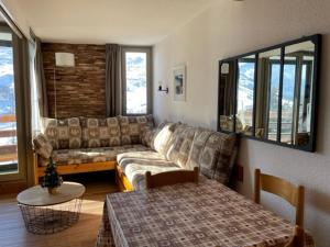 Posezení v ubytování Appartement pour 4, en plein centre des Belleville, proche pistes et commodités - FR-1-574-50 + 3 fotografie