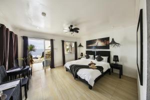 Rúm í herbergi á Ocean Vida Beach and Dive Resort