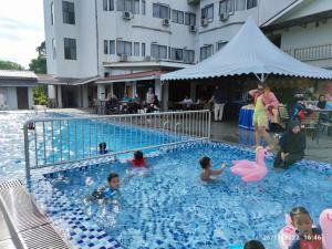 eine Gruppe von Kindern, die im Pool spielen in der Unterkunft Myangkasa Akademi & Resort Langkawi in Pantai Cenang + 24 Fotos