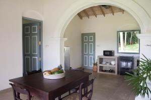 Μια τηλεόραση ή/και κέντρο ψυχαγωγίας στο Plantation, an eco chic villa, Weligama