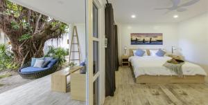 Rúm í herbergi á Ocean Vida Beach and Dive Resort