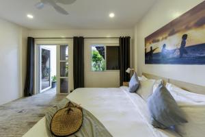 Rúm í herbergi á Ocean Vida Beach and Dive Resort